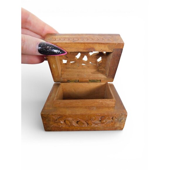 Hand Carved Wooden Trinket Box Pierced Lid Vintage Folk Art - Picture 11 of 11